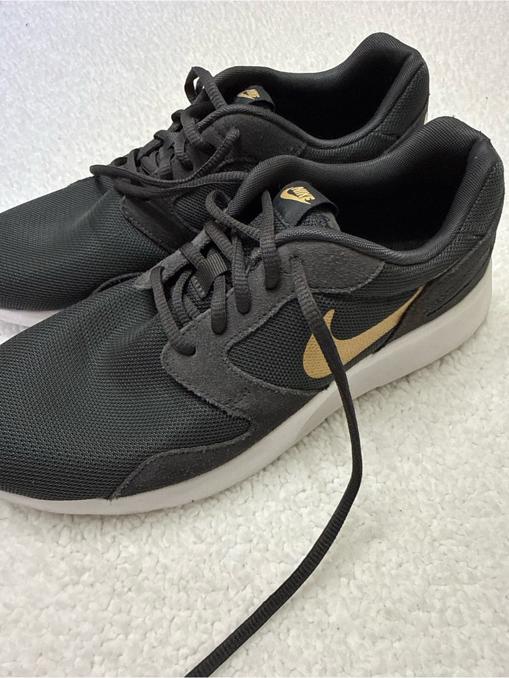 Women’s sz 11 Nike Kaishi black and gold mesh sneaker